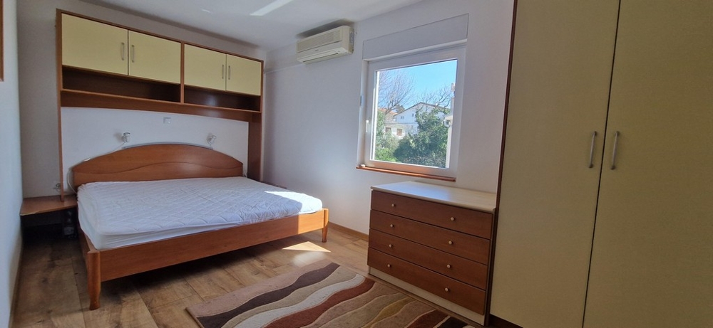 Ložnice s manželskou postelí