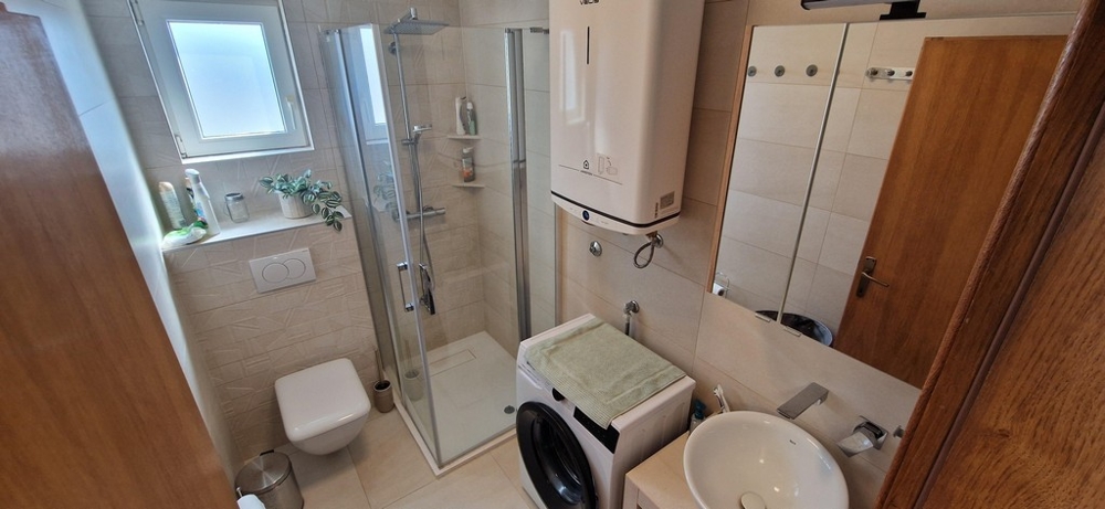 Moderní koupelna se sprchovým koutem