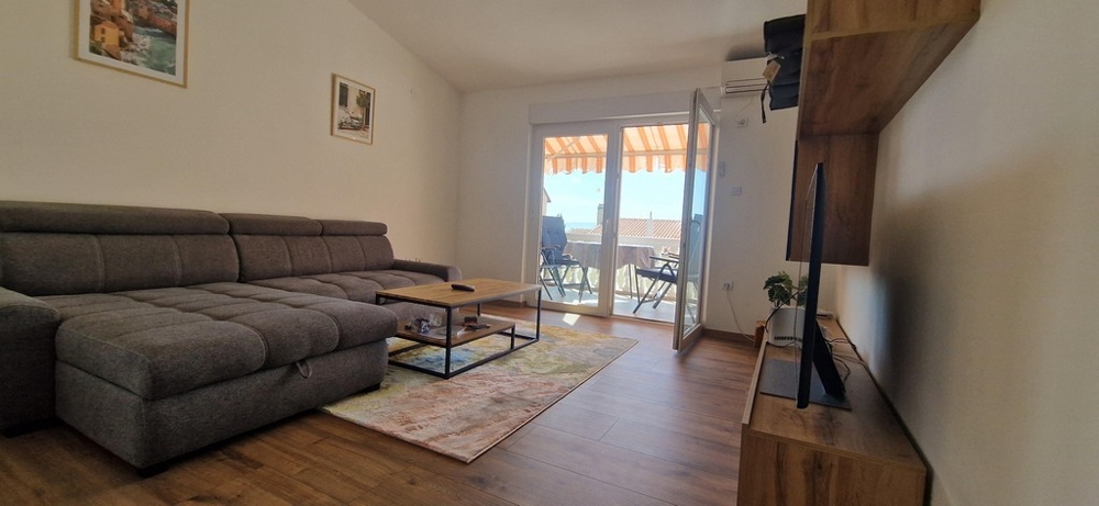 Obývací pokoj se vstupem na balkon