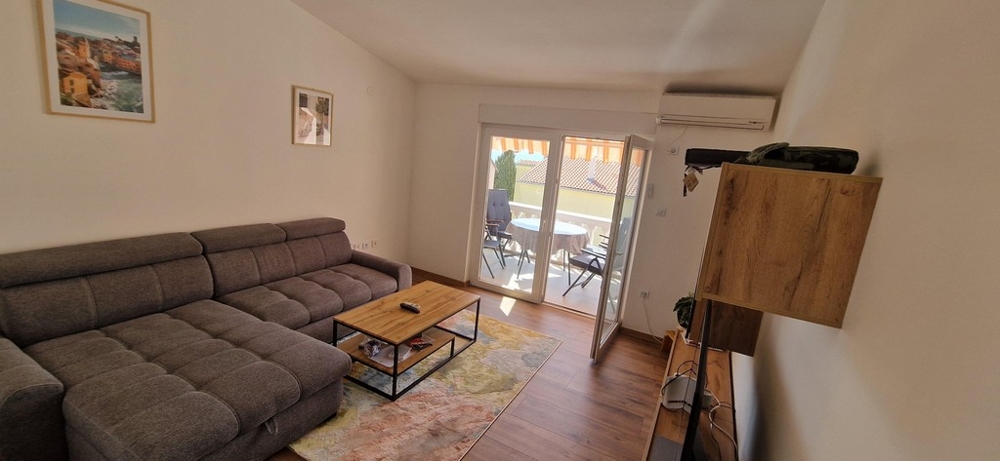 Světlý obývací pokoj s klimatizací