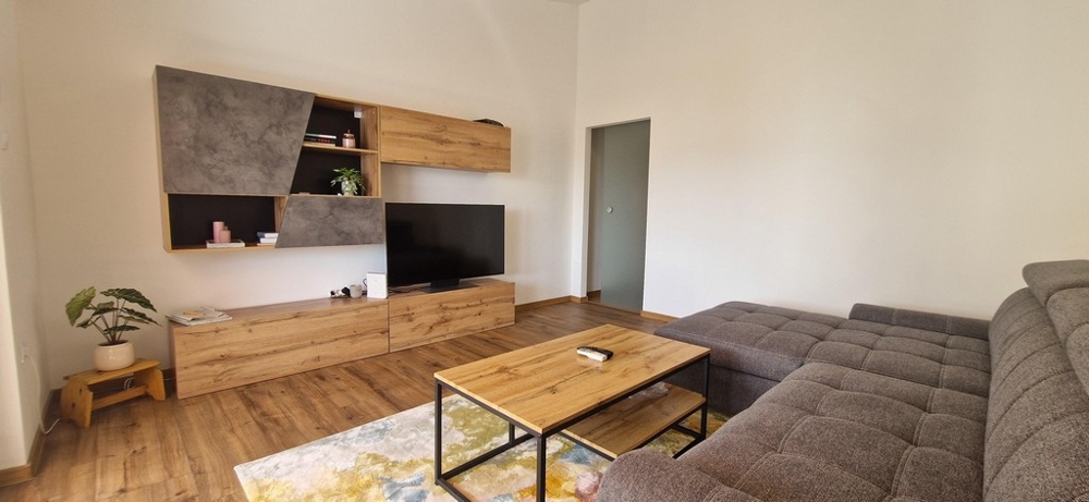 Obývací pokoj s gaučem a TV