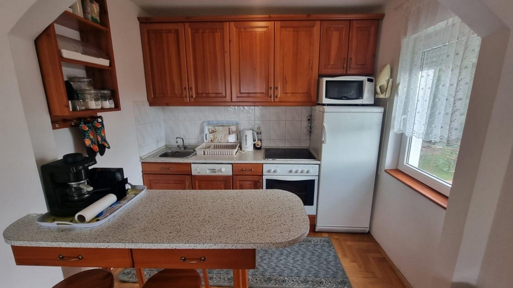 Kuchyně s dřevěnými okny a okny