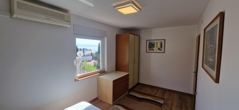 Ložnice s oknem s výhledem na moře