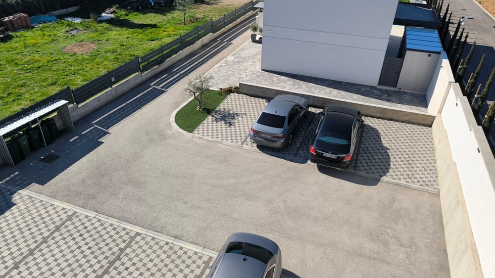 Venkovní parkovací stání před budovou