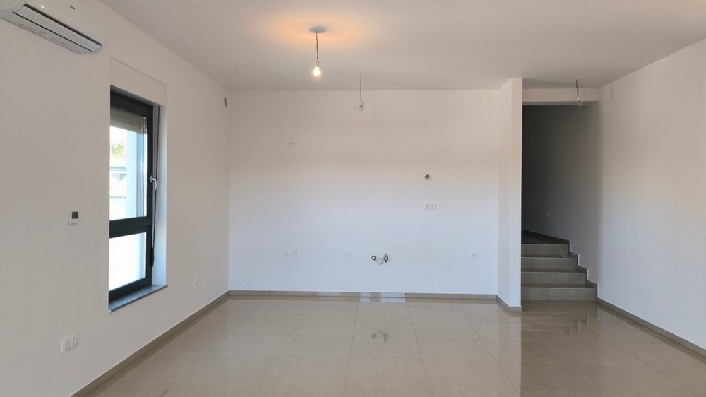 Světlý obývací prostor s klimatizací