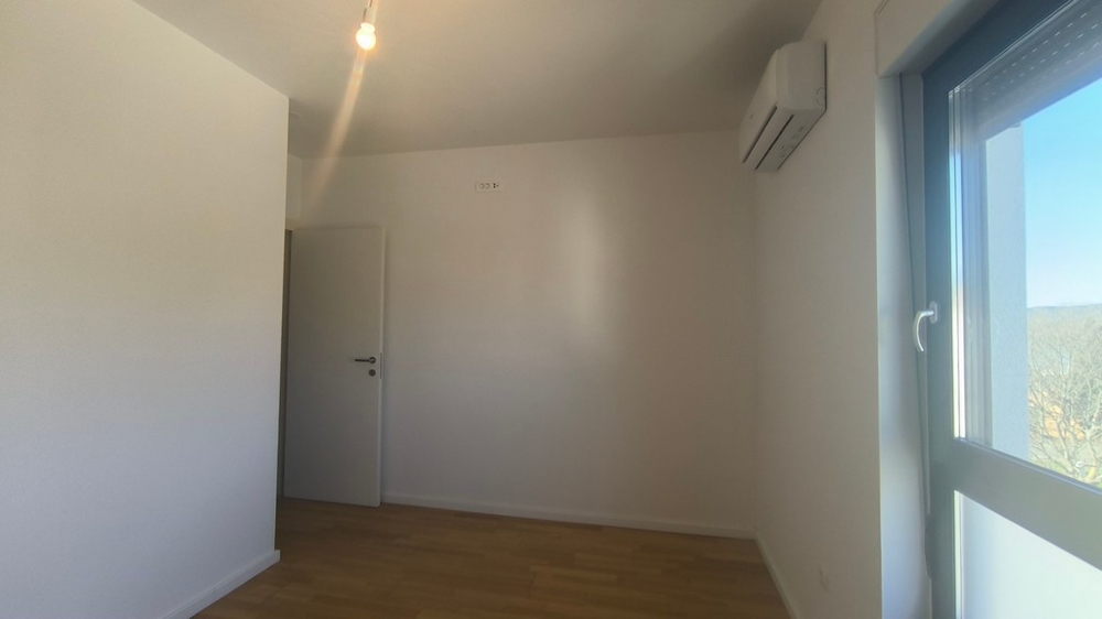 Ložnice s klimatizací a oknem