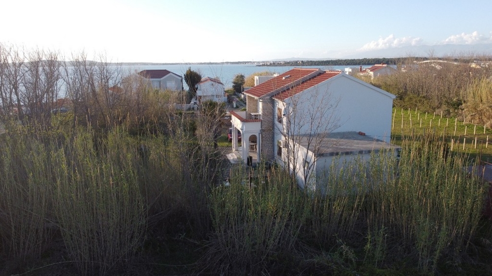 Prostředí s výhledem na moře z terasy.