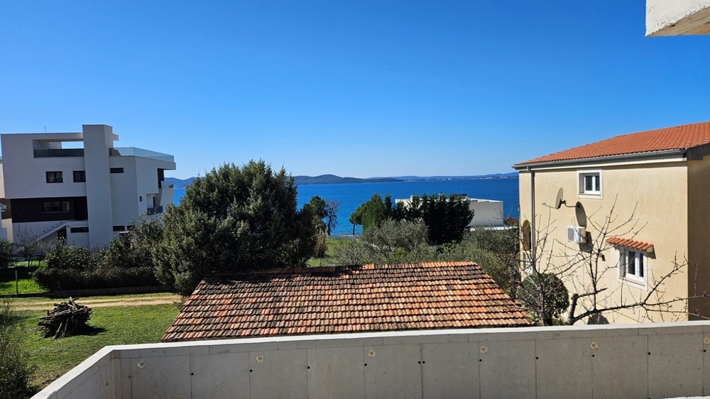 Výhled na moře z terasy apartmánu A3618, který je na prodej nedaleko Zadaru v Chorvatsku.