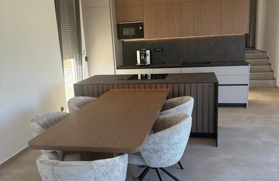 Kuchyň s varným ostrůvkem a integrovaným posezením