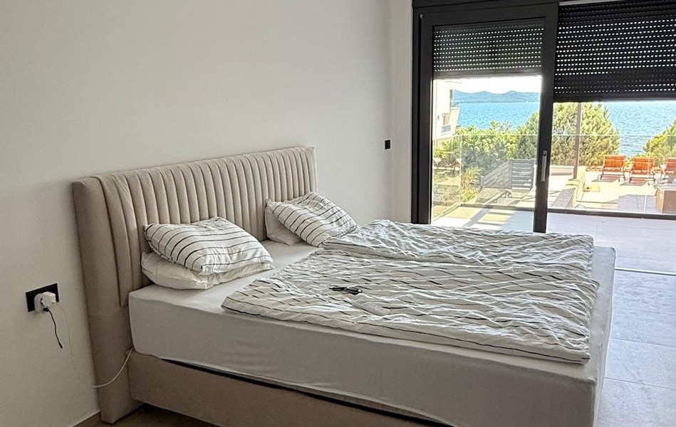Ložnice s výhledem na moře a přístupem na terasu