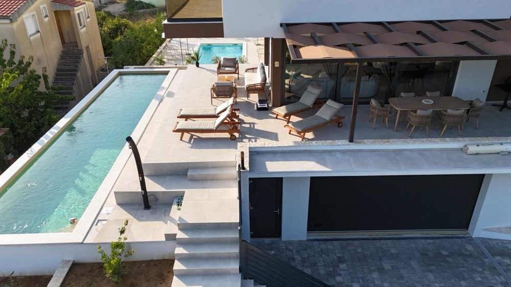 Velká sluneční terasa s výhledem na bazén a moře