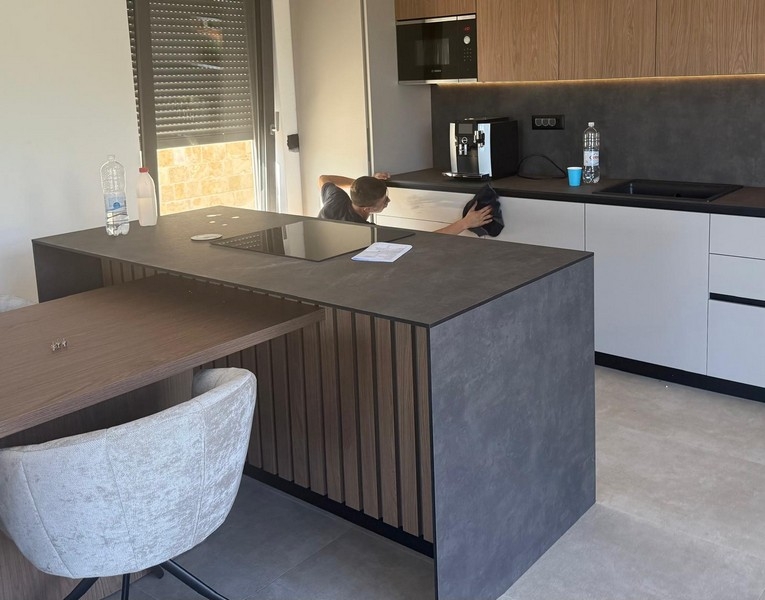 Moderní kuchyně s varným ostrůvkem a vestavěnými spotřebiči