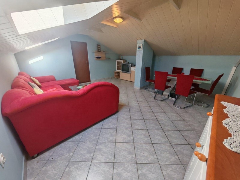 Zařízený obývací pokoj v podkroví - nemovitost A3621.