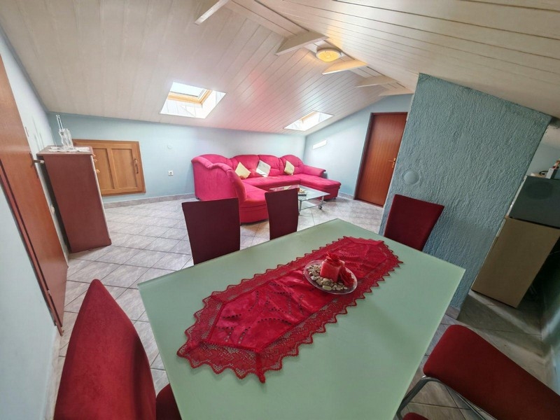 Jídelna a obytná část bytu A3621 v Chorvatsku.