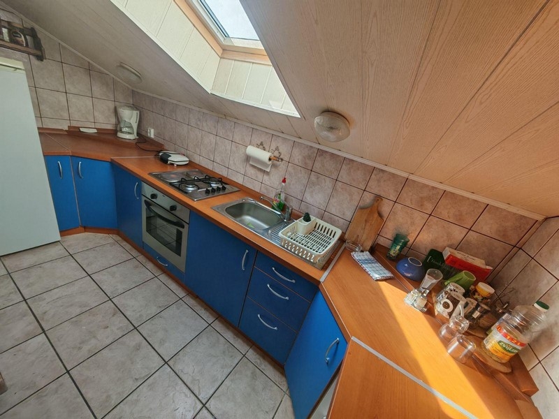 Kuchyně s modrými čely a světlíkem