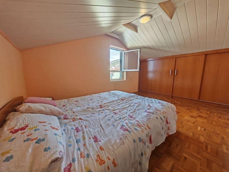 Ložnice s manželskou postelí a vestavěnou skříní