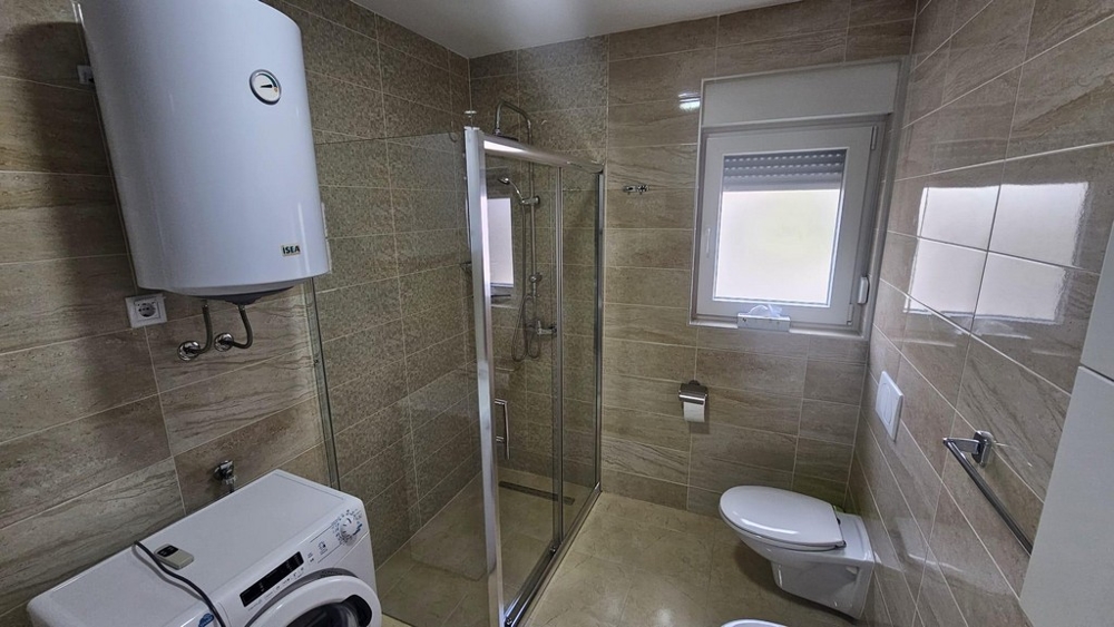 Moderní koupelna se sprchovým koutem