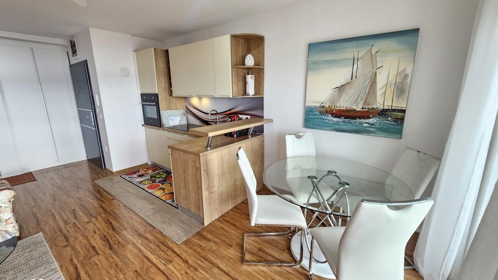 Kuchyně s kulatým skleněným stolem