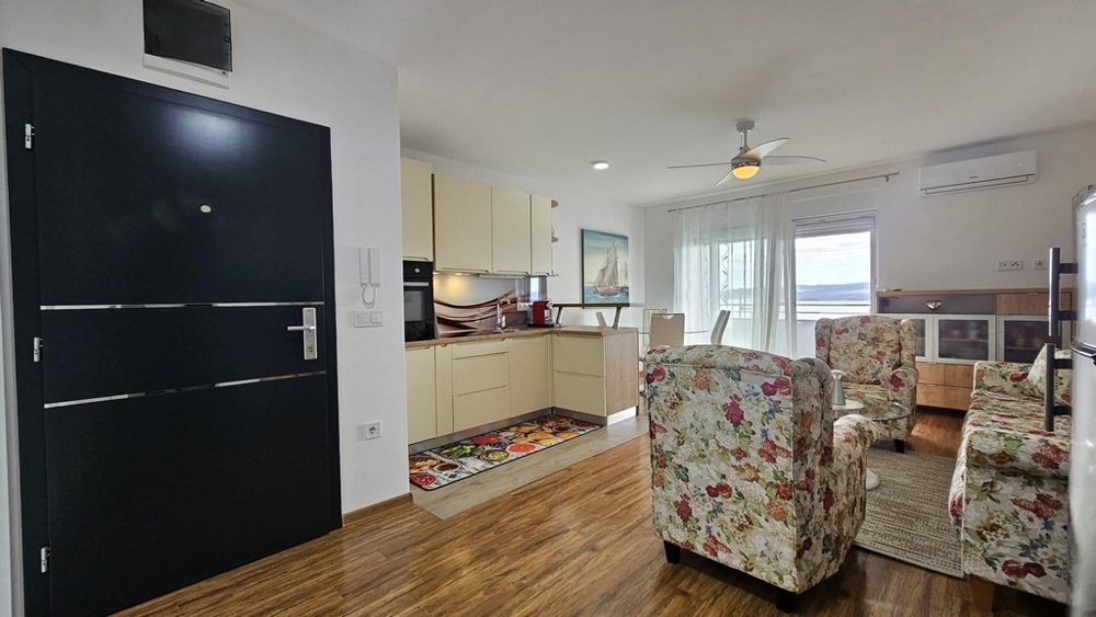 Otevřená kuchyně s obývacím pokojem