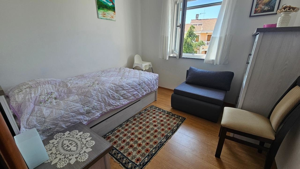 Ložnice s jednolůžkem a křeslem