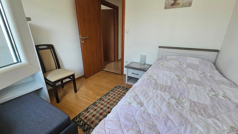 Jednolůžkový pokoj s postelí a oknem