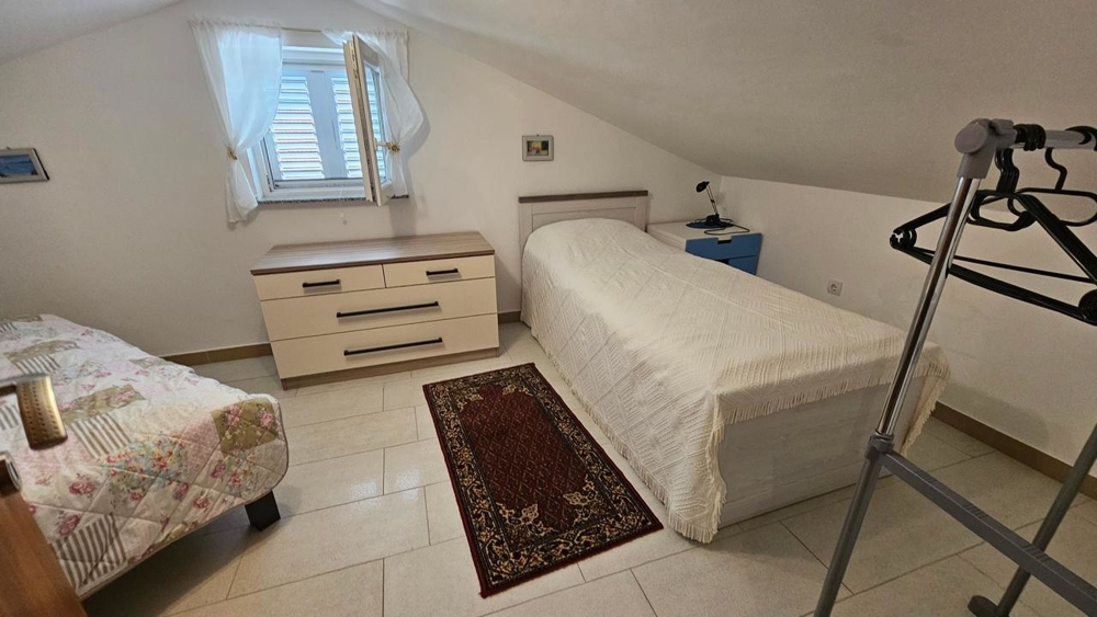 Ložnice se dvěma samostatnými lůžky pod podkrovím