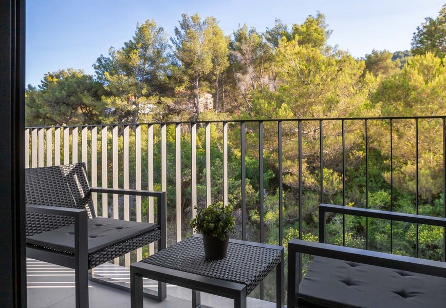 Koupelna se zrcadlem a oknem