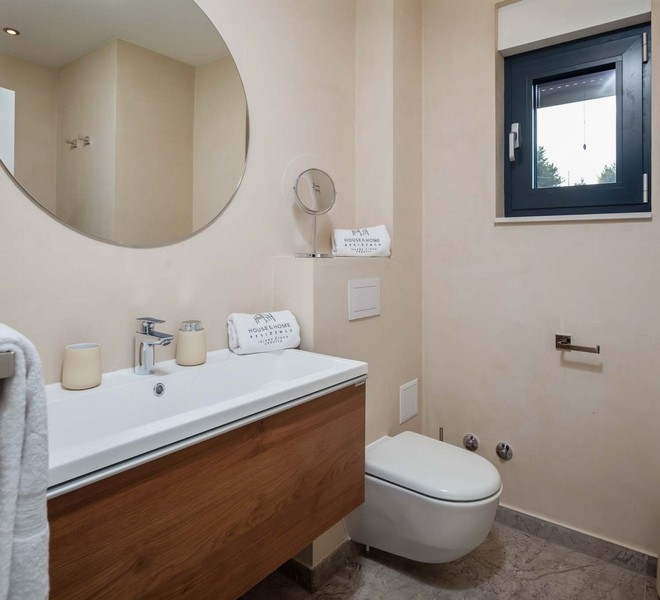 Sprchový kout se skleněnou přepážkou a oknem