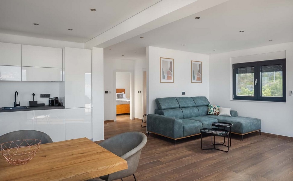 Obývací pokoj s pohovkou a přístupem do ložnic