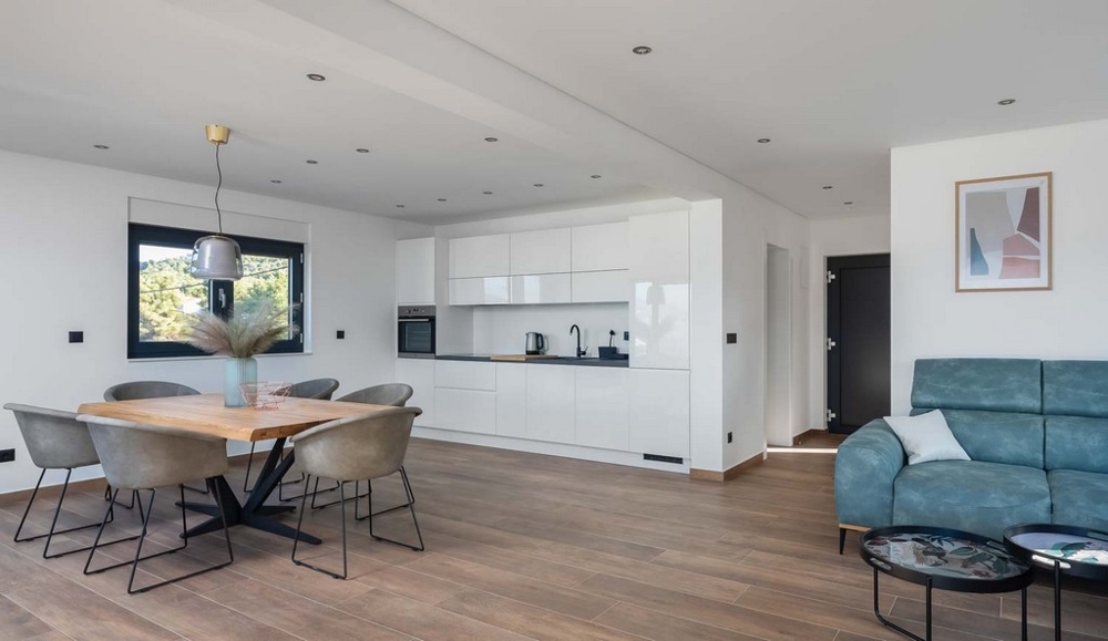 Moderní otevřený obývací a kuchyňský kout s posezením