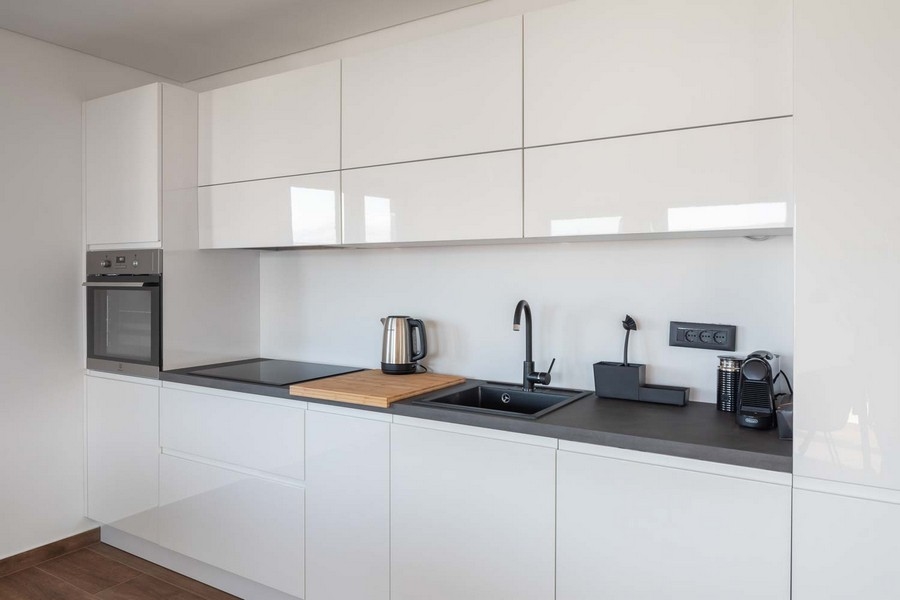 Kvalitně zařízená kuchyně se spotřebiči a vestavěnými spotřebiči