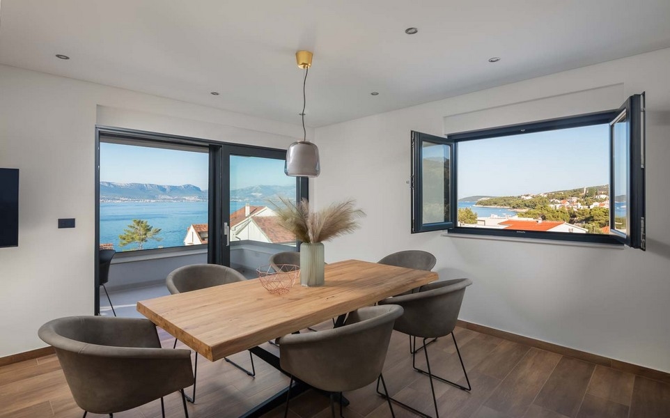 Kuchyň s jídelním koutem a velkým dřevěným stolem