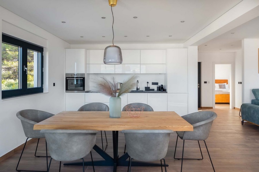 Jídelna s výhledem na moře přes dvě velká okna