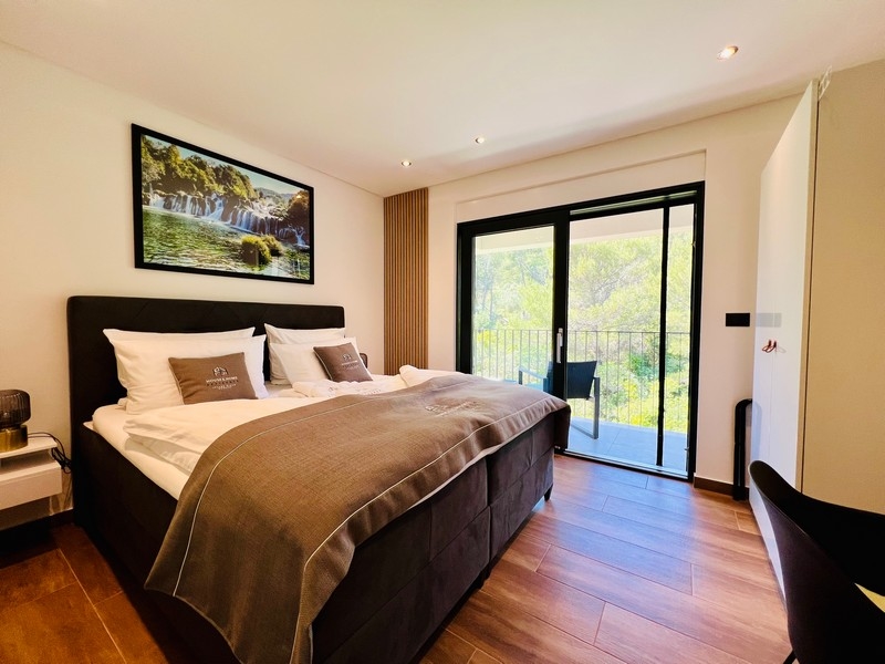 Jídelní kout s výhledem do obývacího pokoje a ložnice