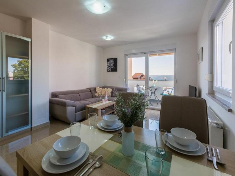 Obývací pokoj s pohovkou a výhledem na moře