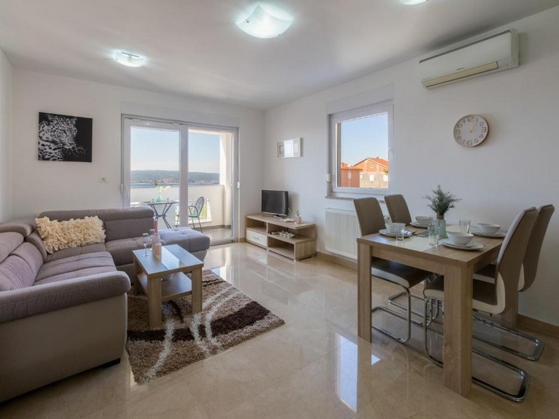 Světlý obývací a jídelní kout se vstupem na balkon
