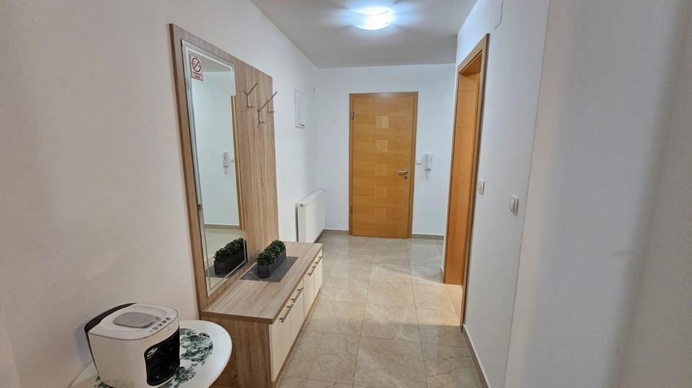 Koupelna se sprchovým koutem a pračkou