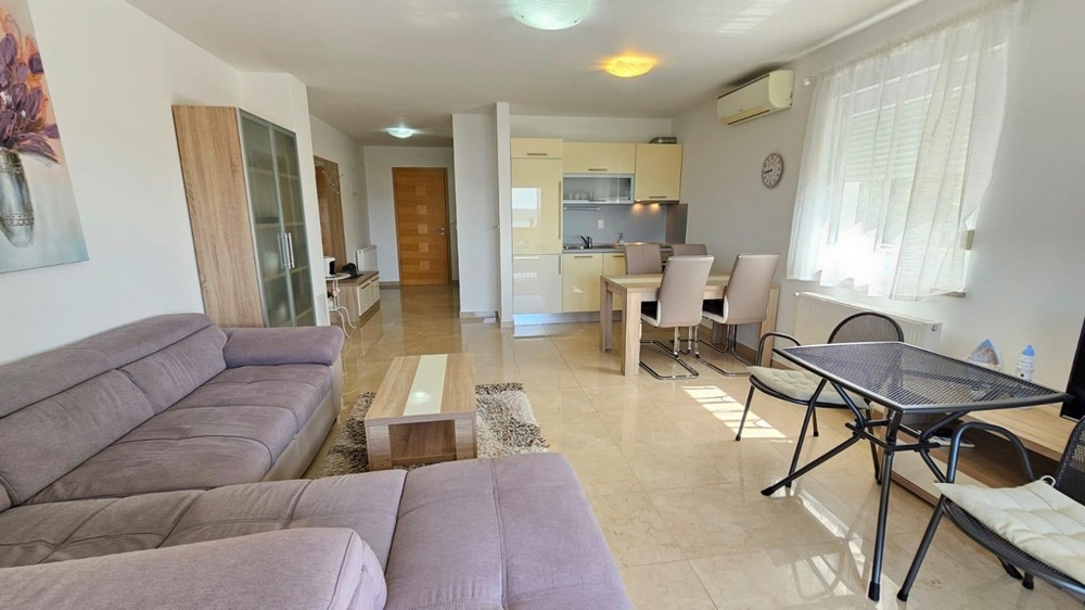 Stylově zařízený obývací prostor nemovitosti A3633 v Crikvenici, Chorvatsko.