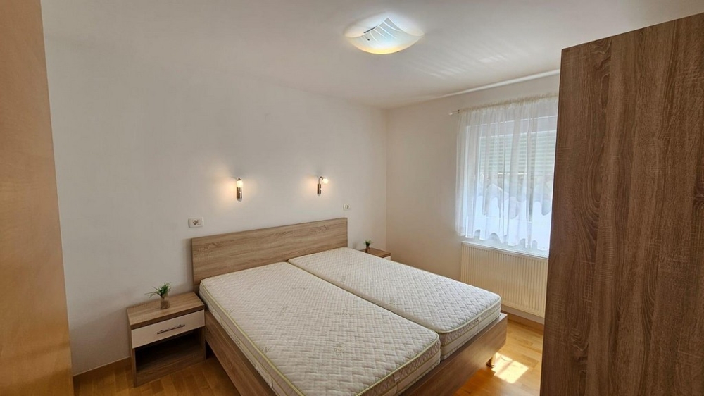 Ložnice s manželskou postelí