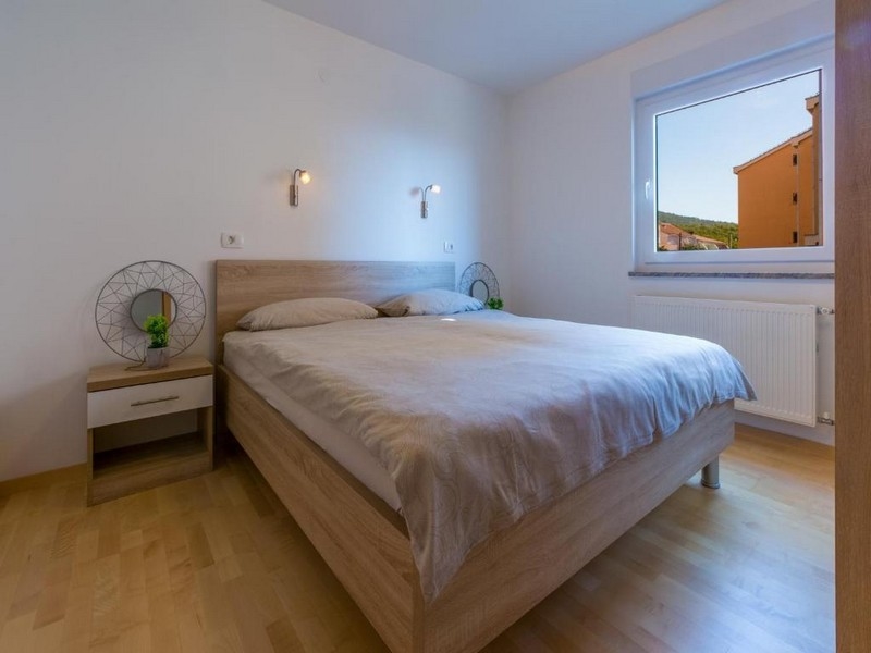 Ložnice s manželskou postelí a oknem