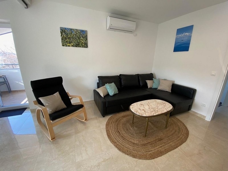 Stylově zařízený obývací prostor prázdninového apartmánu A3639 v Chorvatsku.