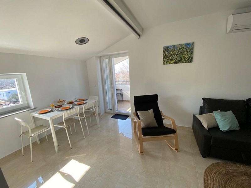 Světlý obývací pokoj se vstupem na terasu