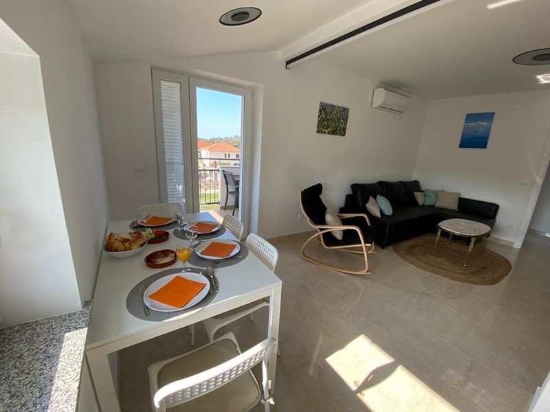 Jídelní kout u okna s prostřeným stolem