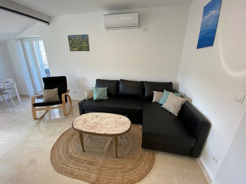 Pohovka s konferenčním stolkem a klimatizací