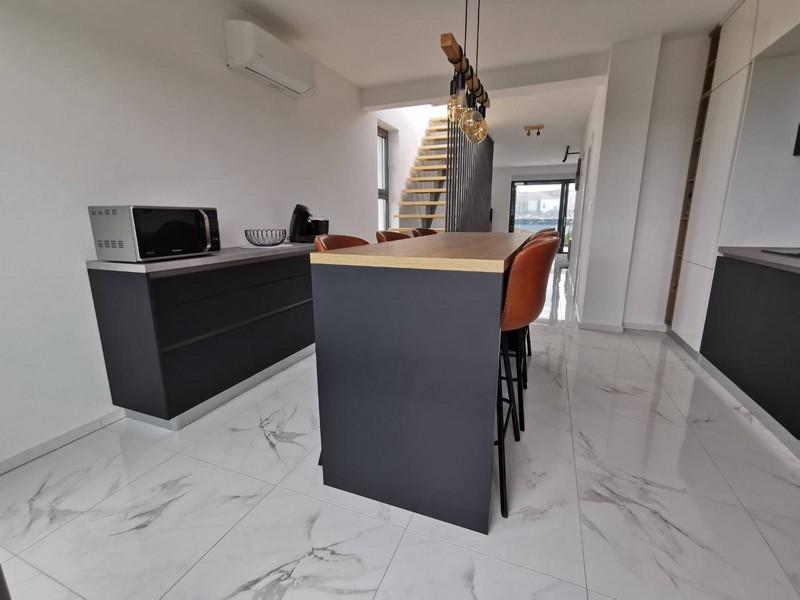 Kuchyňský kout s výhledem na schodiště