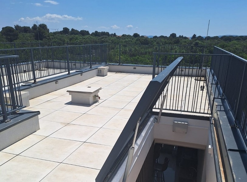 Přístup na střešní terasu nemovitosti A3644 v Chorvatsku.