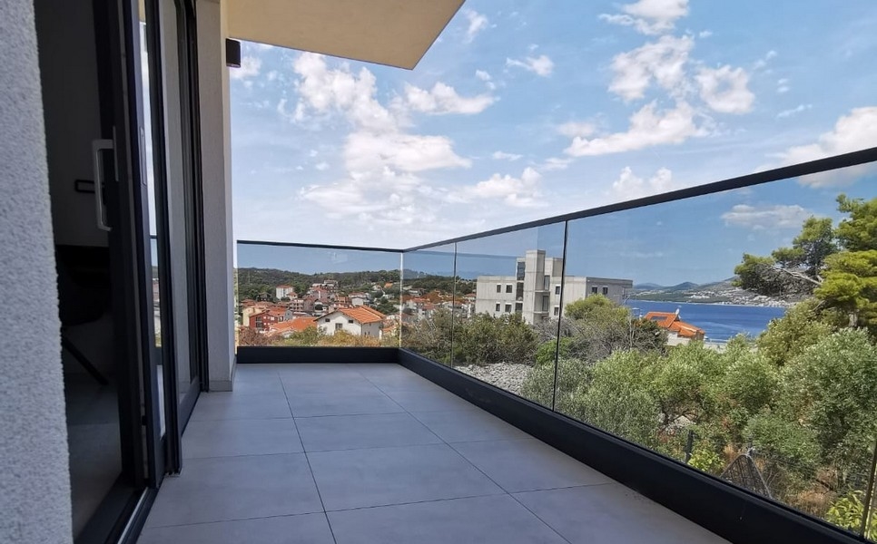 Terasa s výhledem na moře a proskleným zábradlím