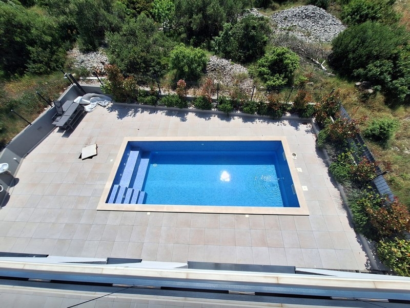 Společenský bazén se sluneční terasou