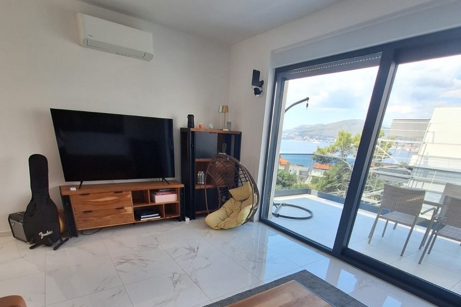 Obývací pokoj se vstupem na terasu