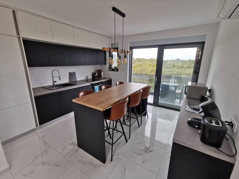 Moderní kuchyně s ostrůvkem na vaření